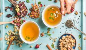 تناول الأعشاب والمشروبات الطبيعية